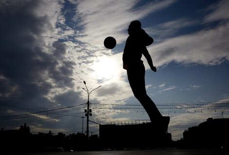Футболисты в городе: сыграли в футбол на площади Ленина